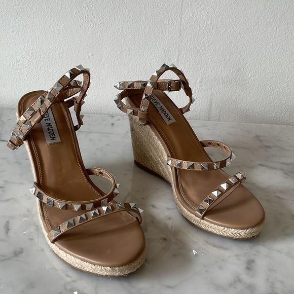 Steve Madden Woven Wedge with Nude leather & Silver Studs size 9M - Picture 4 of 8